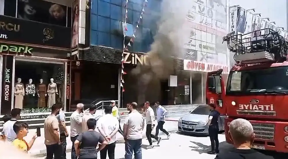 Ağrılıların Erciş'te bulunan mağazasında yangın çıktı