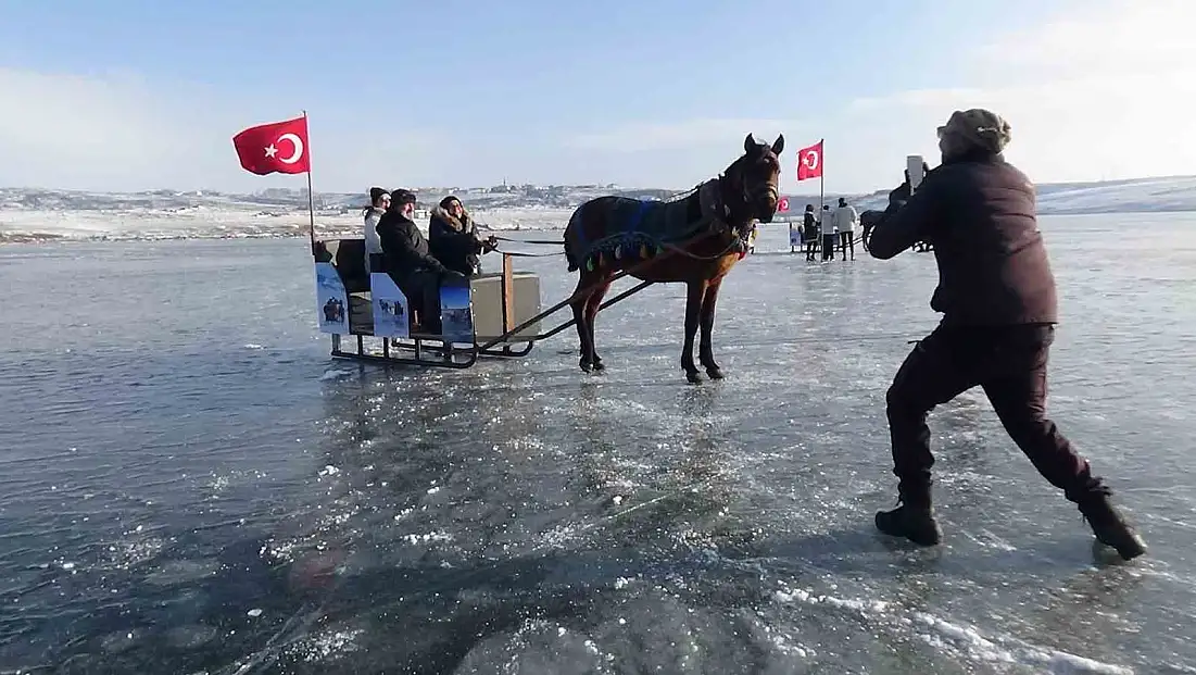 Kars'ta buz tutan Çıldır Gölü’ne yoğun ilgi