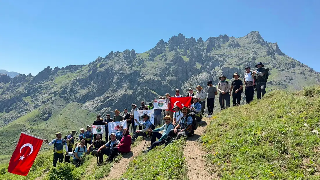 65 kişilik ekip Mamakar Dağı’nın zirvesine Türk bayrağı taşıdı