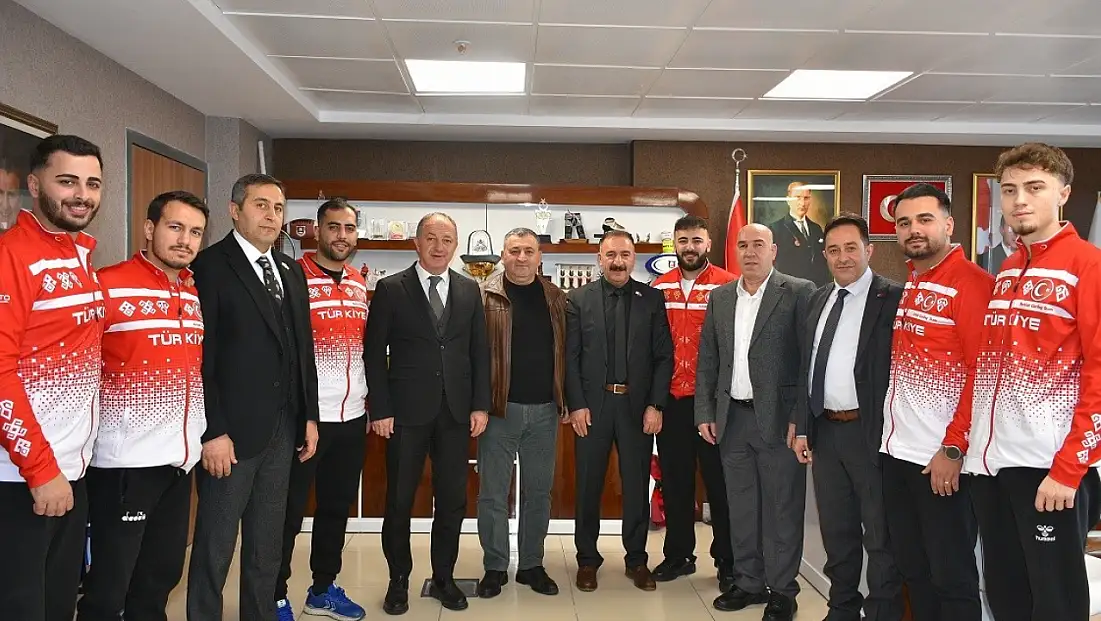 A Milli Erkek Curling Takımı Avrupa Üçüncüsü, Erzurum'da İl Müdürü Çakmur'u Ziyaret Etti