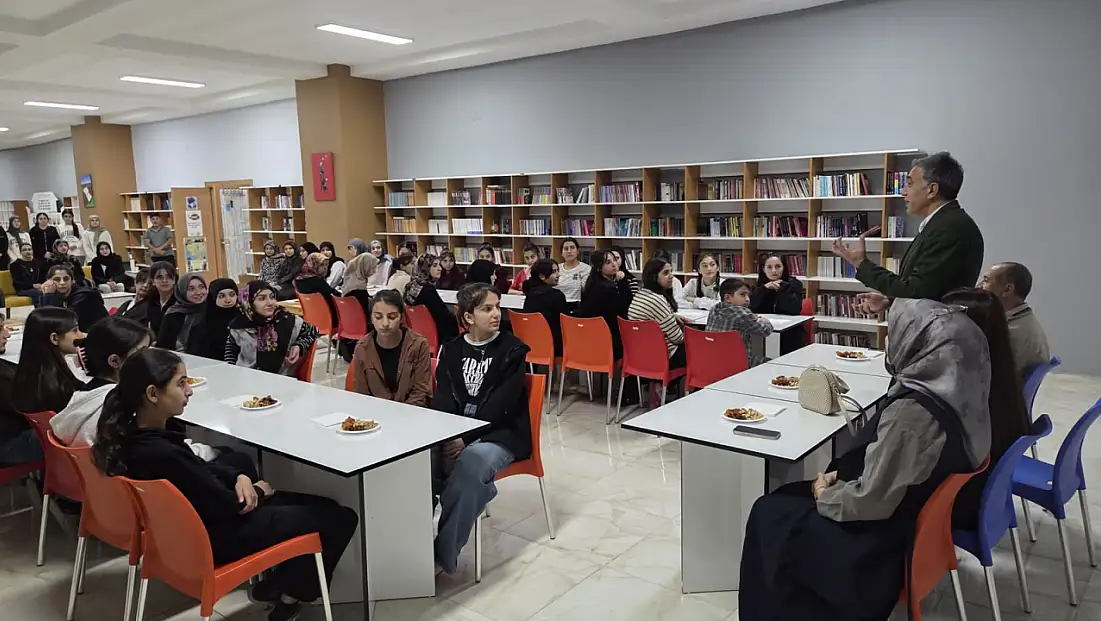 Abdulhaluk Çakan öğrencilerin taleplerini pansiyonda dinledi
