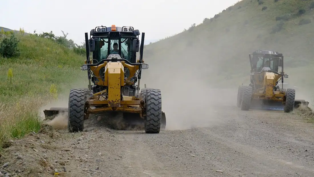 Ağrı'da 9,2 kilometrelik köy yolunda asfalt mesaisi hız kesmeden devam ediyor