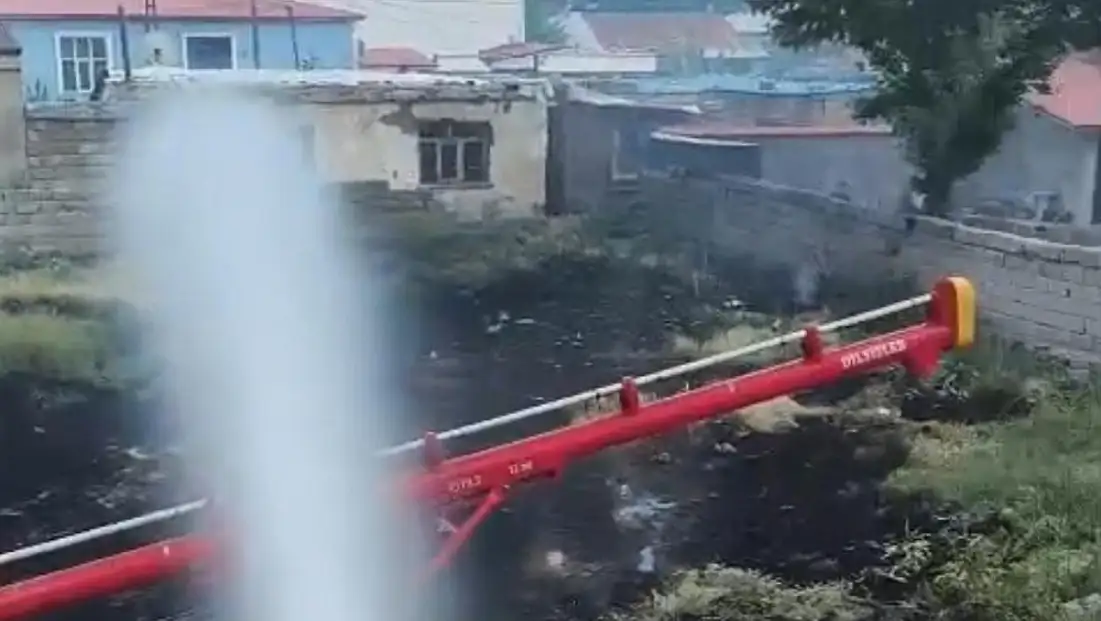 Ağrı’da evin bahçesinde çıkan ot yangını paniğe neden oldu