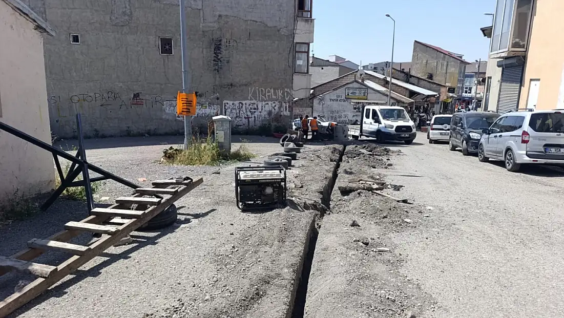 Ağrı’da fiber internet çalışmaları yolları delik deşik etti
