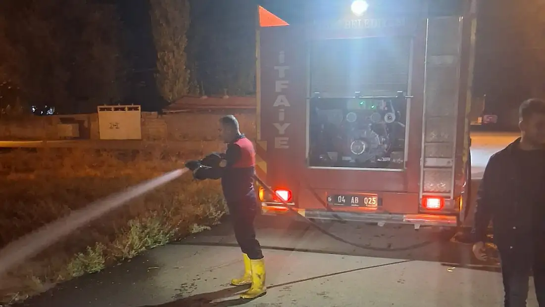 Ağrı’da ot yangını evlere ulaşmadan söndürüldü