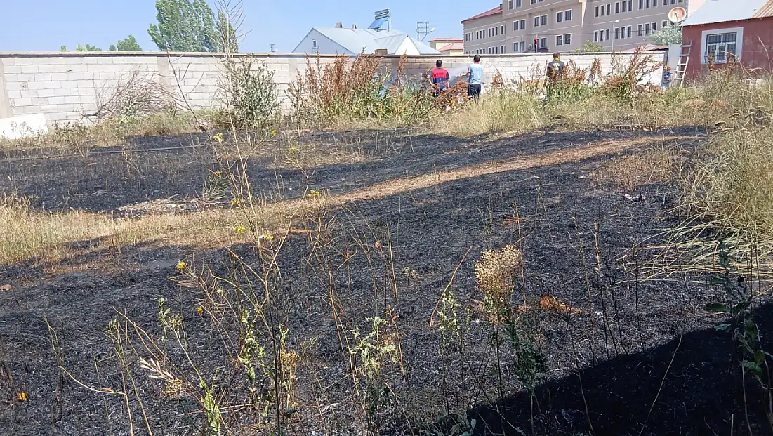 Ağrı'da ot yangını paniği! Alevler evlere metreler kala durduruldu