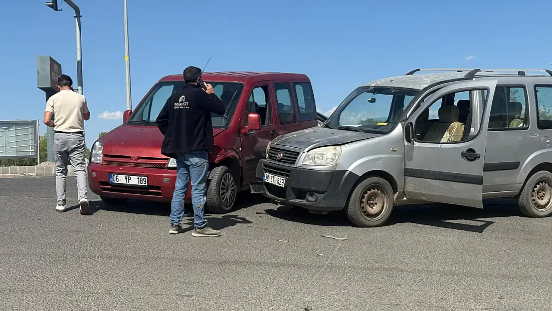 Ağrı’da sanayi kavşağında iki araç çarpıştı