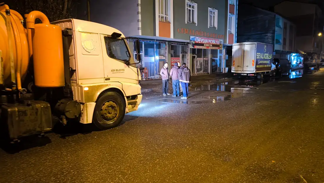 Ağrı’da yağışlar etkisini sürdürürken ekipler hazır bekliyor