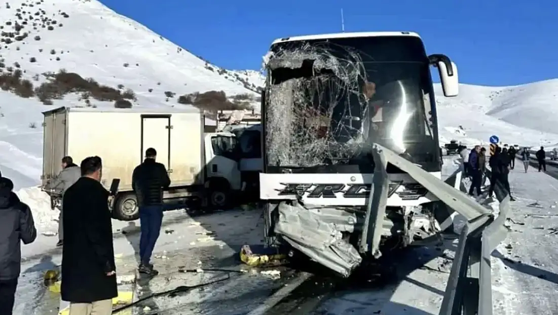 Ağrı’da yolcu otobüsü ile kamyonet çarpıştı, çok sayıda yaralı var