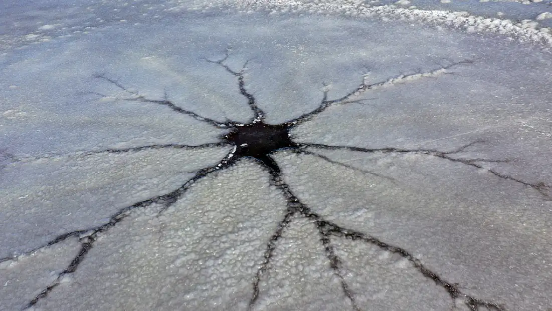 Ağrı Dağı’ndan gelen sular dondu, sulak alanlar sessizliğe gömüldü