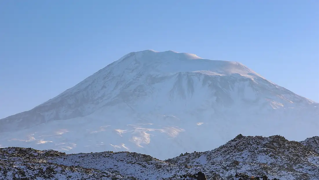 Ağrı Dağı'nın lav kayalıkları karla kaplandı!