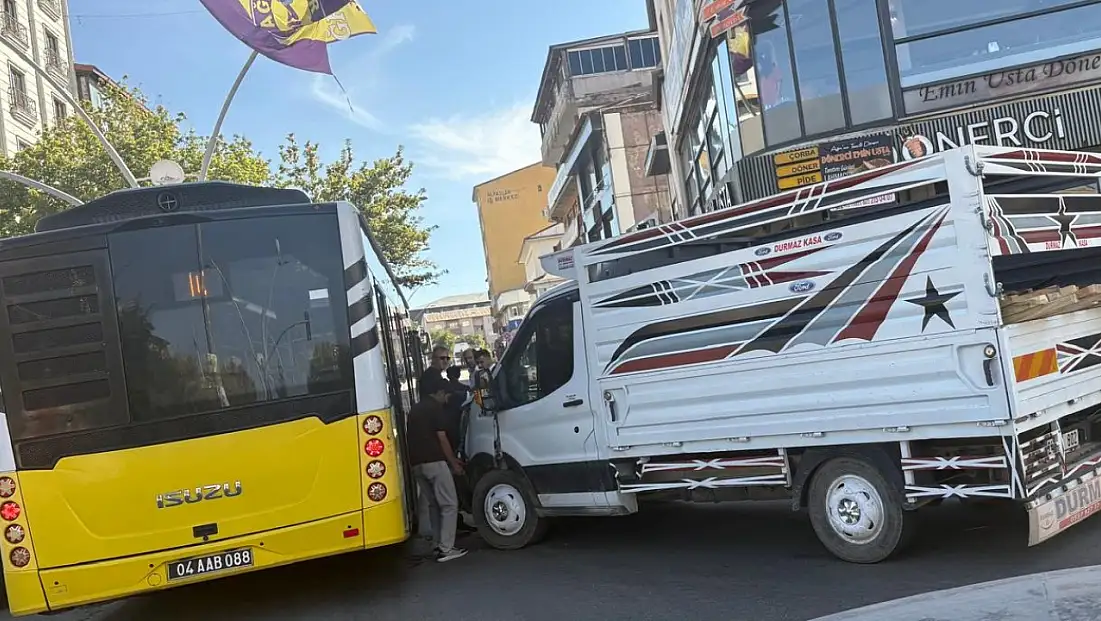 Ağrı’nın en yoğun noktasında otobüs ile kamyonet çarpıştı