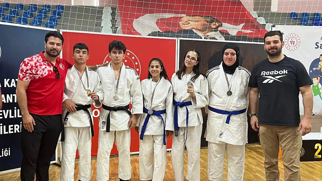 Ağrılı judocular Bingöl'de madalyaları topladı: 5 sporcu yarı final biletini aldı