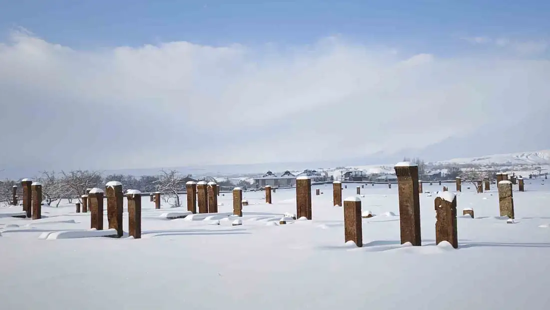 Ahlat’ta tarih ve doğa kar altında buluştu