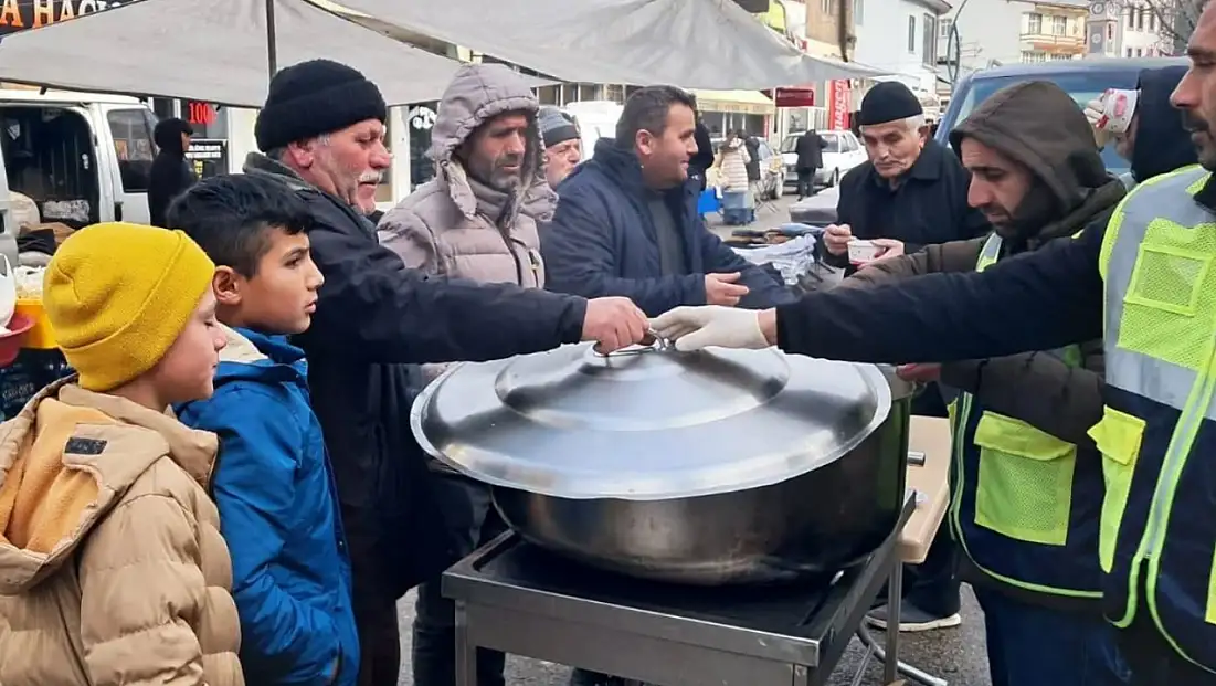 Aşkale Belediyesi’nden Pazaryerinde Sıcak Çorba İkramı