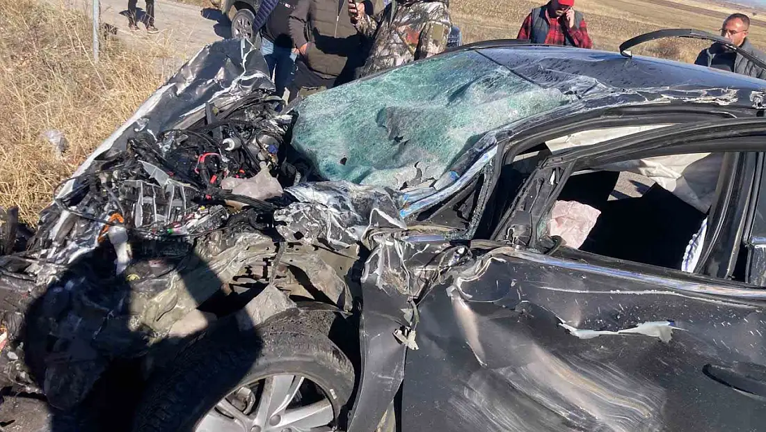 Aşkale'de trafik kazası: 2 yaralı, kamyonet tarlaya savruldu