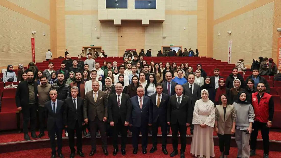 Atatürk Üniversitesi'nde Genç Ofis paneli, gençlerin hukuk ve kariyer yolculuğuna ışık tuttu