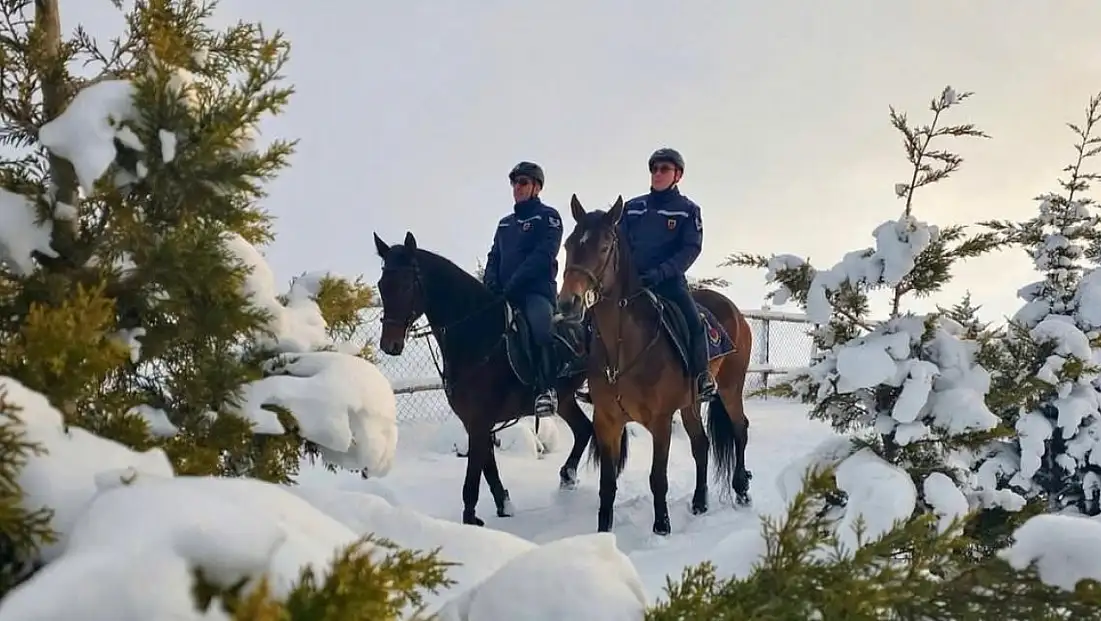 Atlı jandarmadan karlı arazide 7/24 devriye