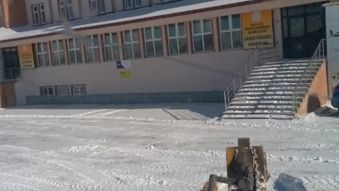Aziziye’de Okul Kampüslerinde Kar Temizliği Büyük Ölçüde Tamamlandı