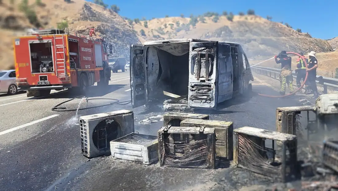 Bingöl'de klima yüklü kamyonet alevlere teslim oldu