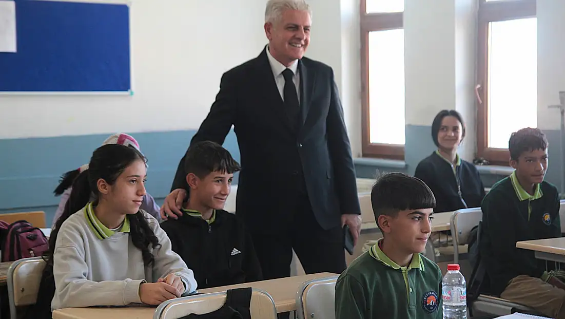 Bir sınıfta sınav heyecanı, diğerinde oyun! Mehmet Kartal öğrencilerle buluştu