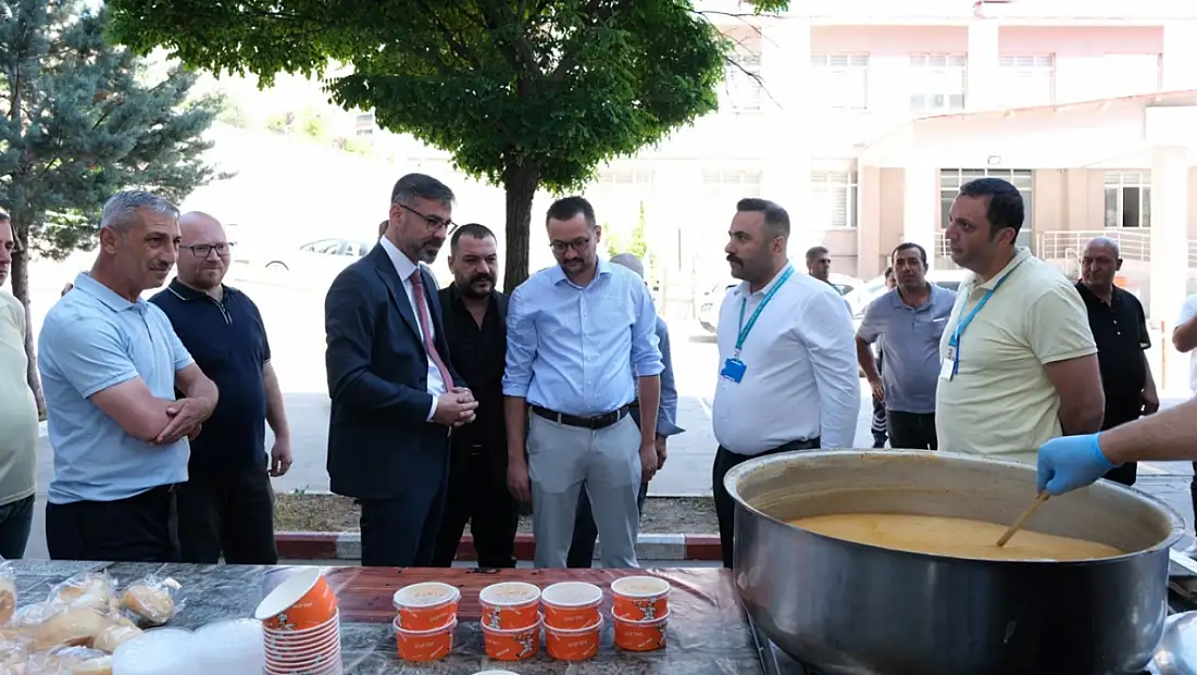 Bitlis Belediyesi hastane önünde ücretsiz çorba, çay ve su ikram ediliyor