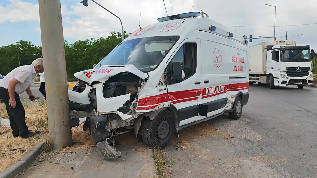 Bitlis’te ambulans ile otomobil çarpıştı: 10 kişi yaralandı