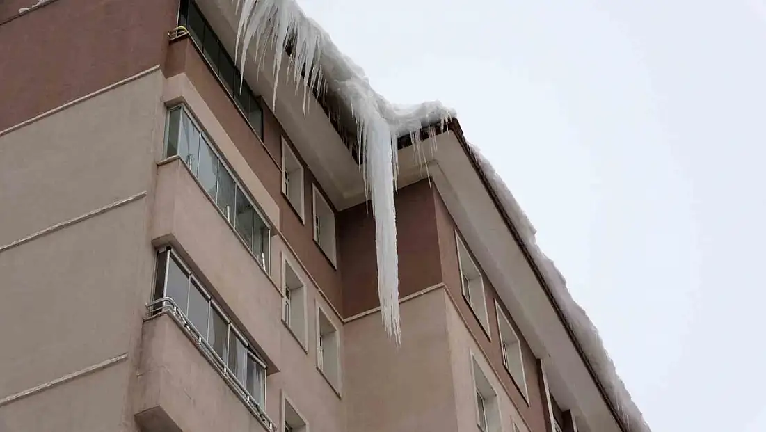 Bitlis'te çatılardan sarkan buzlar kentte alarm verdi