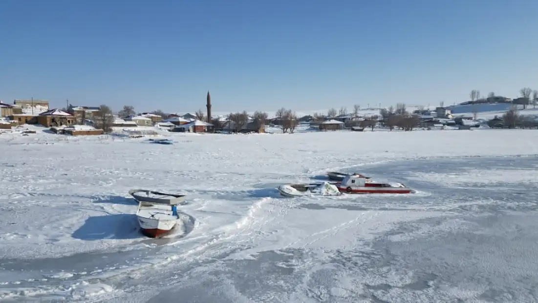 Bitlis’te doğa tamamen dondu