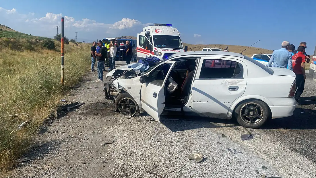 Bitlis'te iki otomobil kafa kafaya çarpıştı: 2'si ağır 6 yaralı