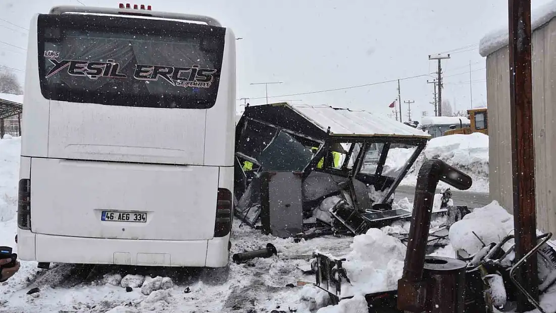 Bitlis'te otobüs polis noktasına çarptı