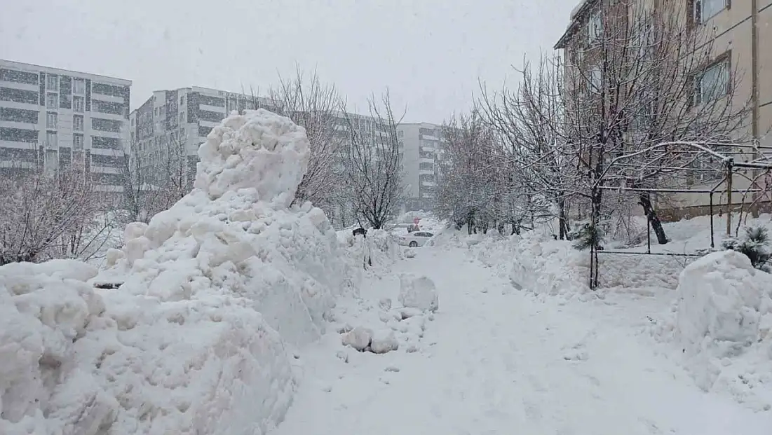 Bitlis’te yağmur durdu, kar kısa sürede bastırdı