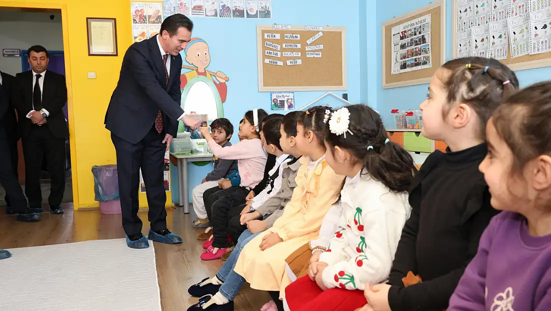 Bitlis Valisi Ahmet Karakaya, Öğrencilerin Karne Sevincine Ortak Oldub