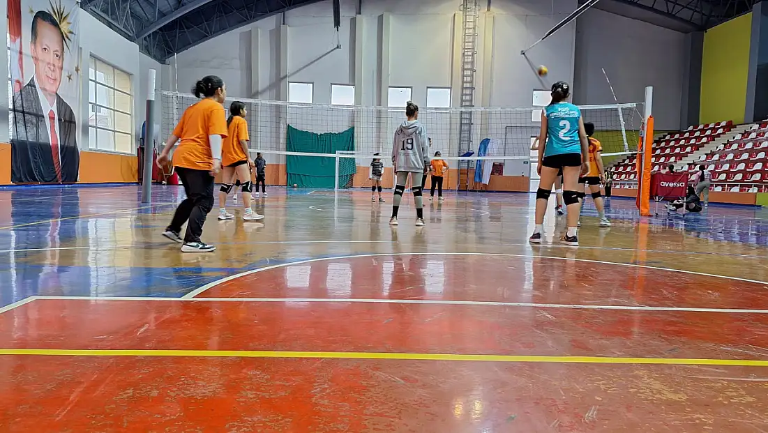 Bulanık Spor Salonu’nda Voleybol Antrenmanları Aralıksız Sürüyor