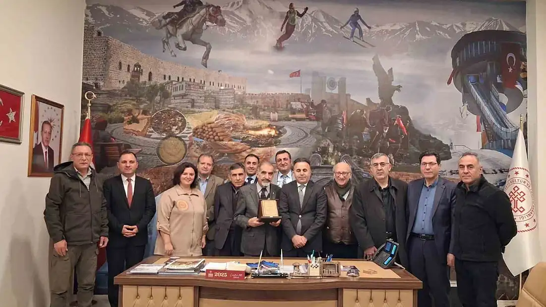 Büyük folklor araştırmacısı Muhsin Koç, 38 yılın ardından Erzurum'dan emekli oldu