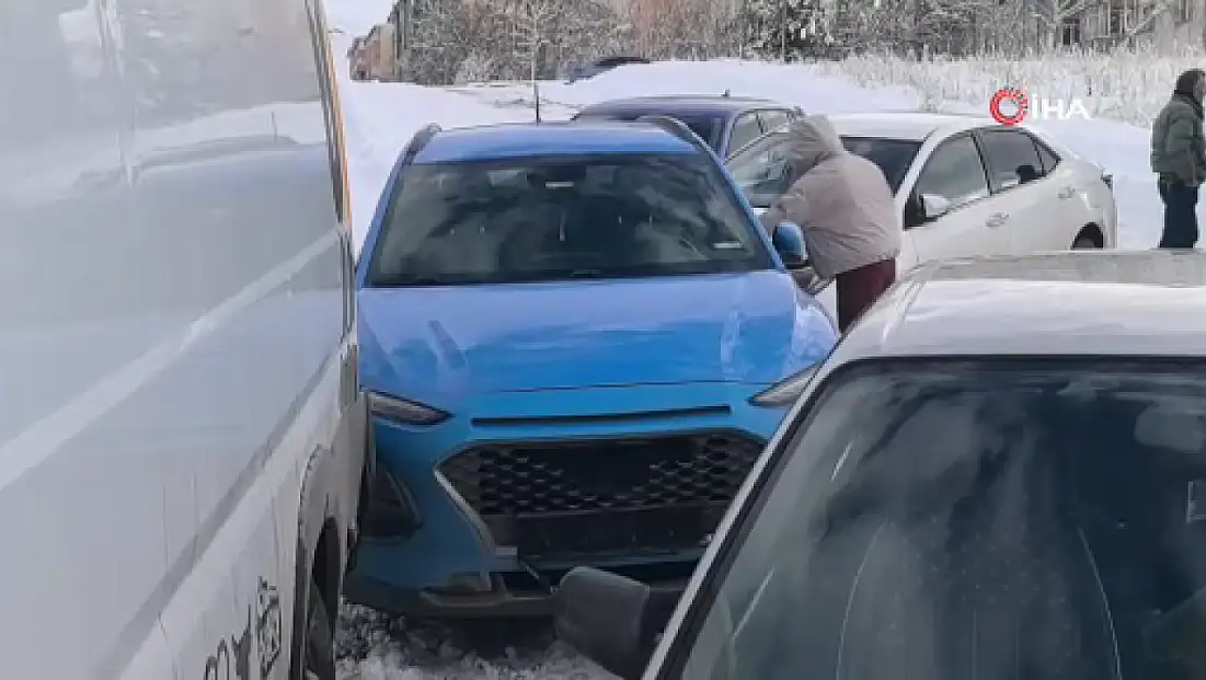 Buzlanan yolda saniyeler içinde zincirleme kaza