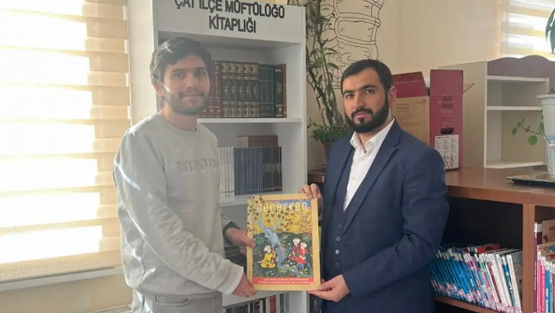 Çat Müftülüğü’nden İlçe Halk Kütüphanesi’ne Anlamlı Kitap Bağışı
