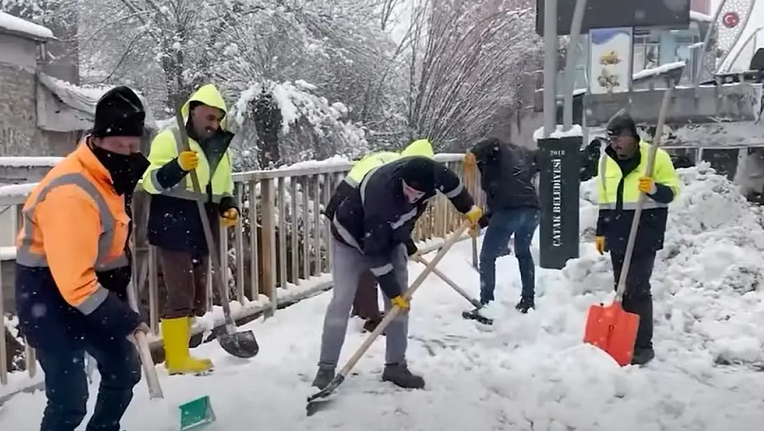 Çatak’ta Karla Mücadele Çalışmaları Aralıksız Sürüyor