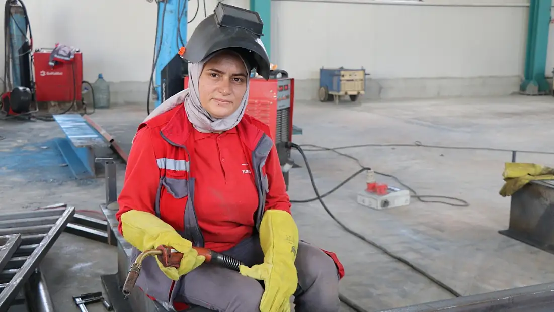 Demire 14 yaşında dokundu, 30 yılda Oltu’nun aranan ustası oldu