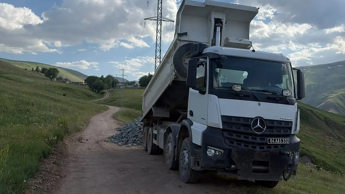 Diyadin'de köy yollarına 21 bin metrekare kilit parke taşı döşenecek