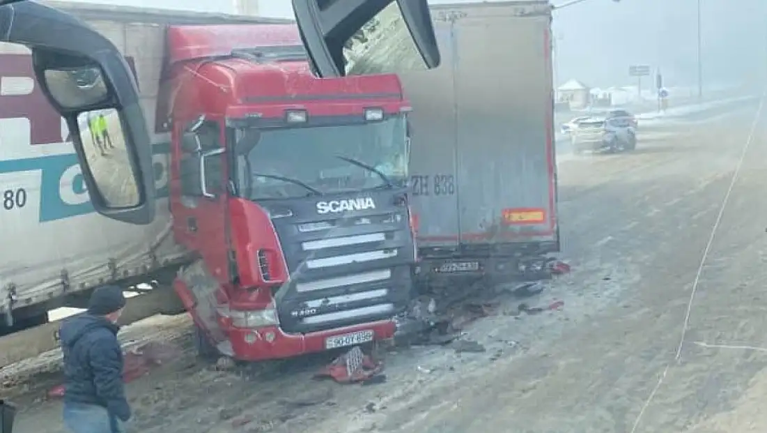 Doğubayazıt-Ağrı karayolunda makas atan tır trafiği birbirine kattı