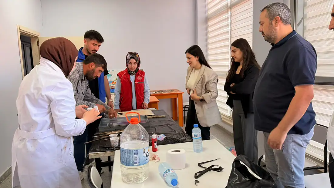 Doğubayazıt’ta gençler Ebru sanatında buluştular