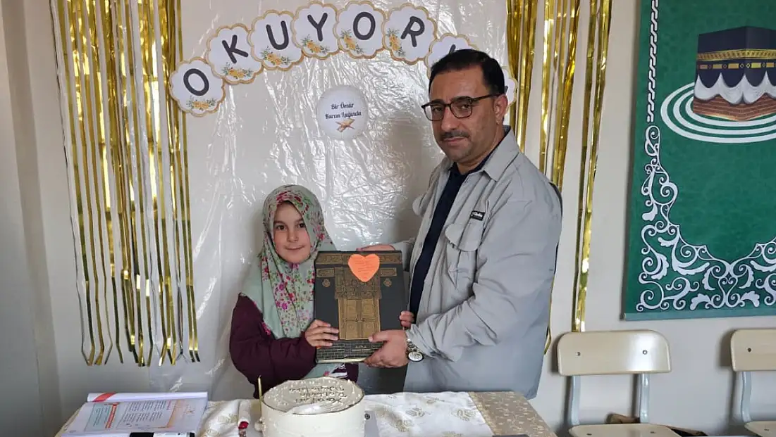 Doğubayazıt'ta Kur'an sevinci: Kur'an-ı Kerim'e geçen kursiyerlere anlamlı hediye