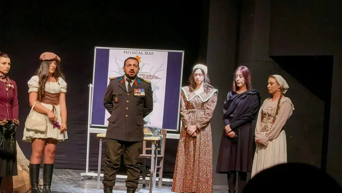 Eğitim Sen Van Şubesi Tiyatro Topluluğu’ndan Anlamlı Sahneleme