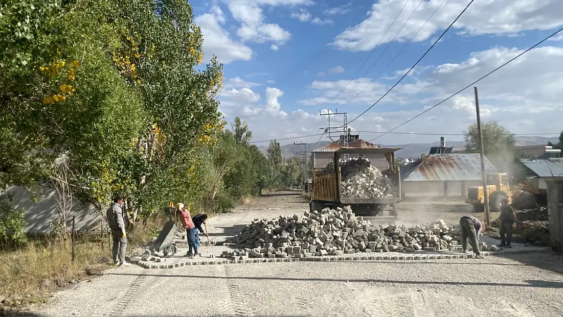 Eleşkirt’te doğalgaz sonrası bozulan yollar tek tek yenileniyor