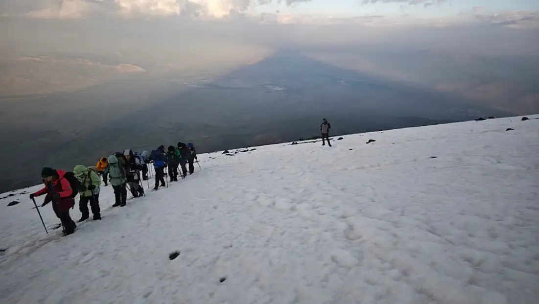 Ermeni dağcılar iki zirveyi de fethetti! Büyük ve Küçük Ağrı Dağı'nı başarıyla tamamladılar