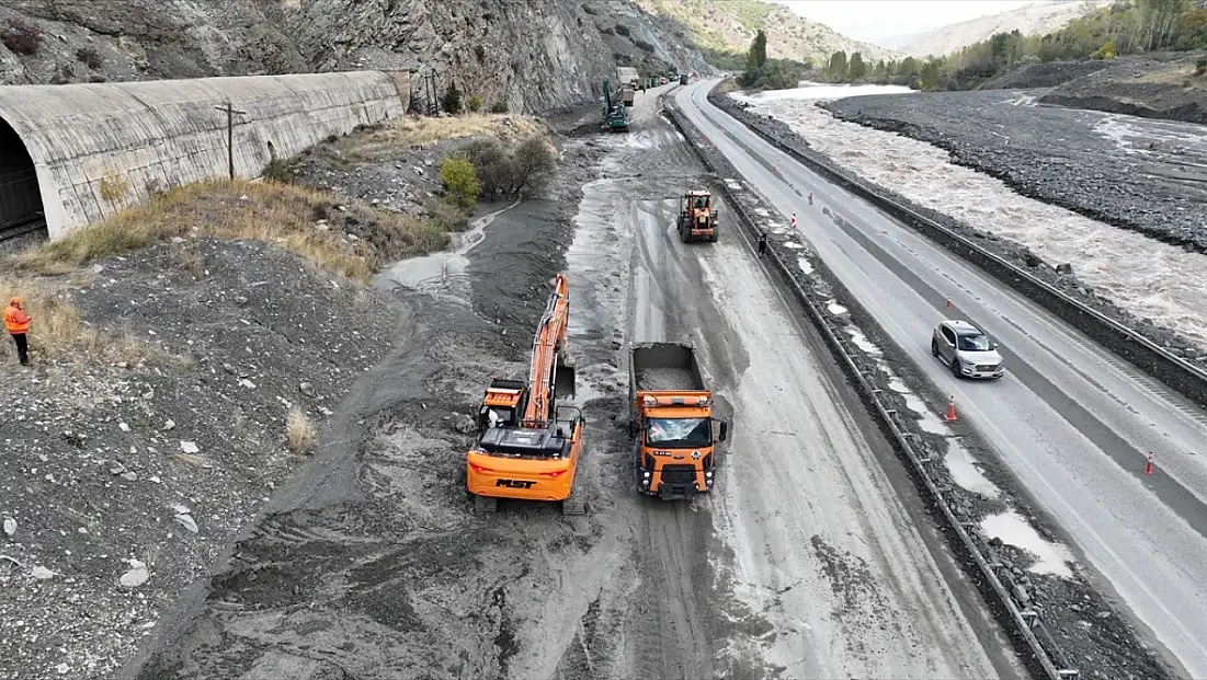 Erzincan-Erzurum yolunda heyelan paniği: Dev kayalar yolu kapattı