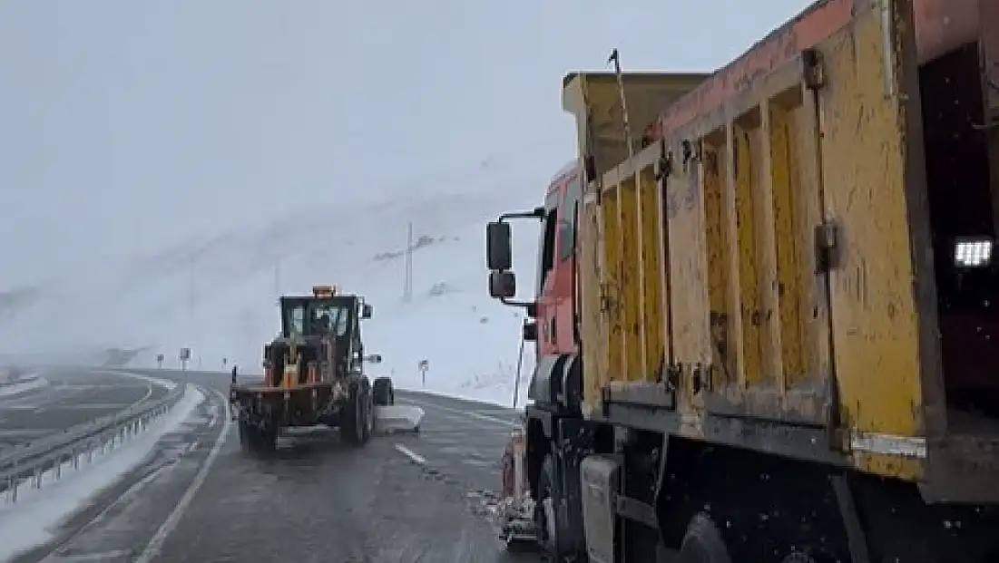 Erzurum Çat Çirişli Geçidi’nde Karla Mücadele Sürüyor