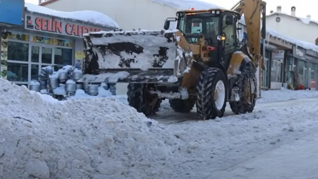 Erzurum Çat’ta Karla Mücadele Aralıksız Sürüyor