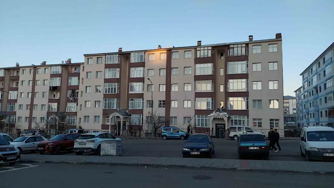 Erzurum'da apartman çatısından düşen adam hayatını kaybetti, olay kameralara yansıdı